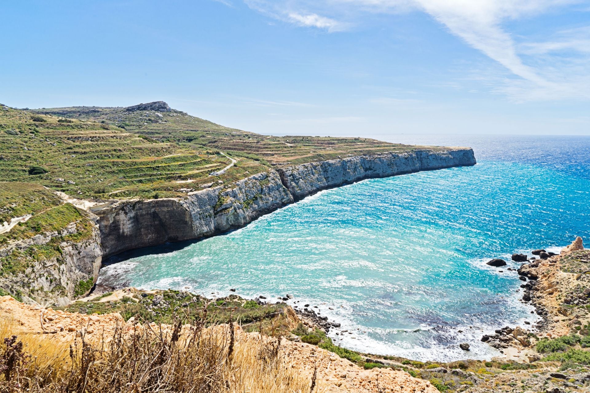 Fomm ir-Rih, Mgarr (Malta). La describen como «la playa más salvaje y aislada de la isla», por lo que «no es apta para cardíacos». Y es que, tal y como indican, «el camino de bajada es empinado y puede volverse resbaladizo, y aunque solo se tarda 20 minutos a pie desde el pequeño aparcamiento, la subida puede llevar más tiempo». Sin embargo, «merece la pena por las aguas cristalinas y las vistas de los acantilados circundantes, además de la sensación de haber escapado de las multitudes». Fomm ir-Rih (que significa boca del viento) «presume de un paisaje impresionante, con acantilados, una playa de guijarros, aguas cristalinas perfectas para nadar cuando el mar está en calma, vistas infinitas al océano y unas puestas de sol sobre el mar impresionantes. Experimentar esto es un sueño hecho realidad», explican.