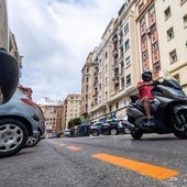 Un motorista recorre Calixto III, con la nueva zona naranja ya marcada, este martes.