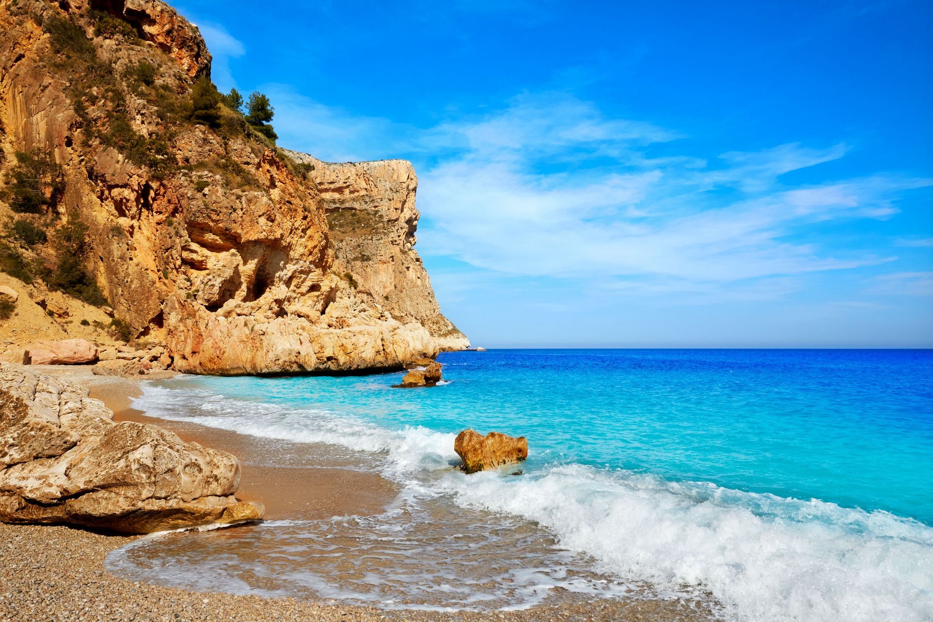 Cala del Moraig, Alicante, Comunitat Valenciana (España). Entre Moraira y Jávea, en el término municipal de Poble Nou de Benitatxell. Se trata de una playa de unos 300 metros de longitud, con grava, arena dirada y «unas aguas cristalinas que invitan a sumergirse», dicen desde Jetcost. Los expertos señalan que «está enclavada en un paraje excepcional, rodeado de acantilados, formaciones rocosas y vegetación, escondida detrás del macizo del Puig Llorença». Sin embargo, advierten: «es una zona visitable, pero hay que extremar las precauciones porque las rocas resbalan». «En su interior hay galerías por las que se adentran submarinistas expertos. Además, en la zona norte de la Cala del Moraig son muchos los usuarios que practican el nudismo», concluyen.