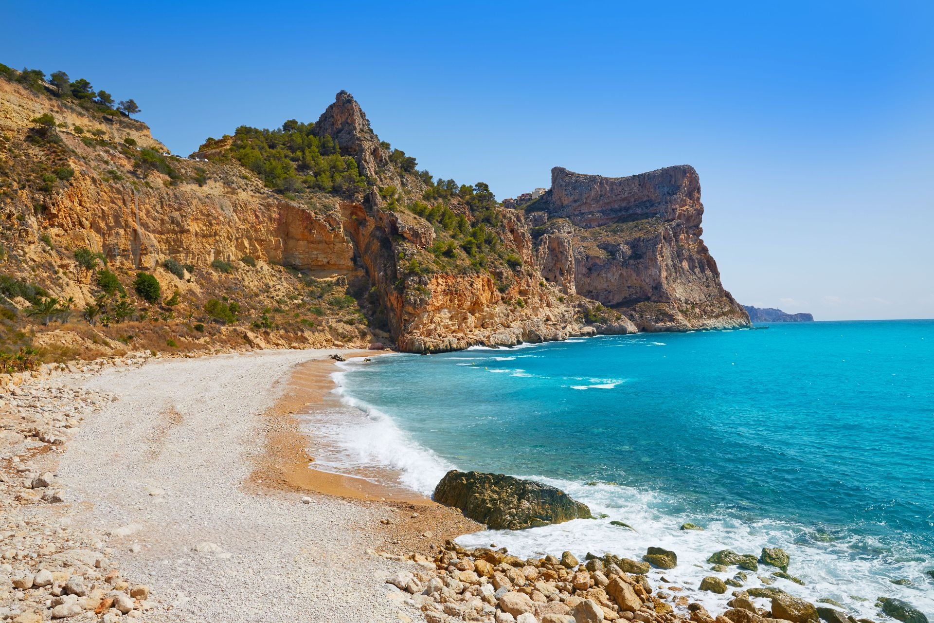 Cala del Moraig, Alicante, Comunitat Valenciana (España). Entre Moraira y Jávea, en el término municipal de Poble Nou de Benitatxell. Se trata de una playa de unos 300 metros de longitud, con grava, arena dirada y «unas aguas cristalinas que invitan a sumergirse», dicen desde Jetcost. Los expertos señalan que «está enclavada en un paraje excepcional, rodeado de acantilados, formaciones rocosas y vegetación, escondida detrás del macizo del Puig Llorença». Sin embargo, advierten: «es una zona visitable, pero hay que extremar las precauciones porque las rocas resbalan». «En su interior hay galerías por las que se adentran submarinistas expertos. Además, en la zona norte de la Cala del Moraig son muchos los usuarios que practican el nudismo», concluyen.