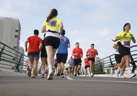 Corredores en la I Carrera Por la Discapacidad en el Puente de la Solidaridad.