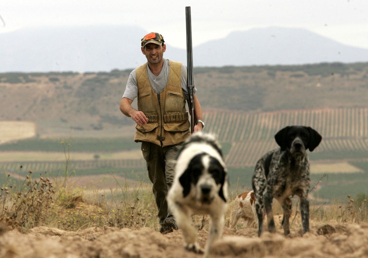 Un cazador con sus perros.
