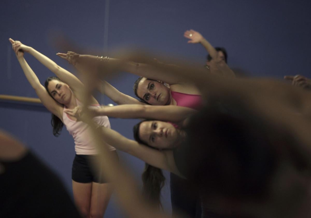 Clases de Bikram Yoga en una foto de archivo