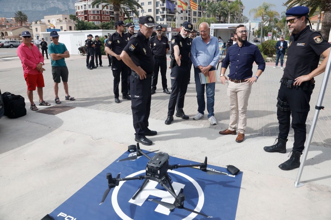 Las autoridades observando uno de los drones de la Policía Nacional.