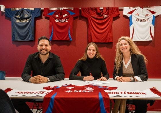 Enith Salón, en la firma con su nuevo equipo.