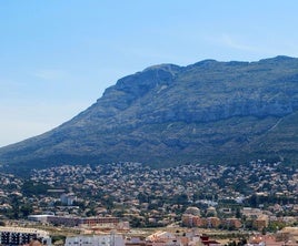 Parte del Montgó y algunas viviendas construidas en su falda.