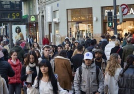 Una calle de Valencia llena de viandantes.