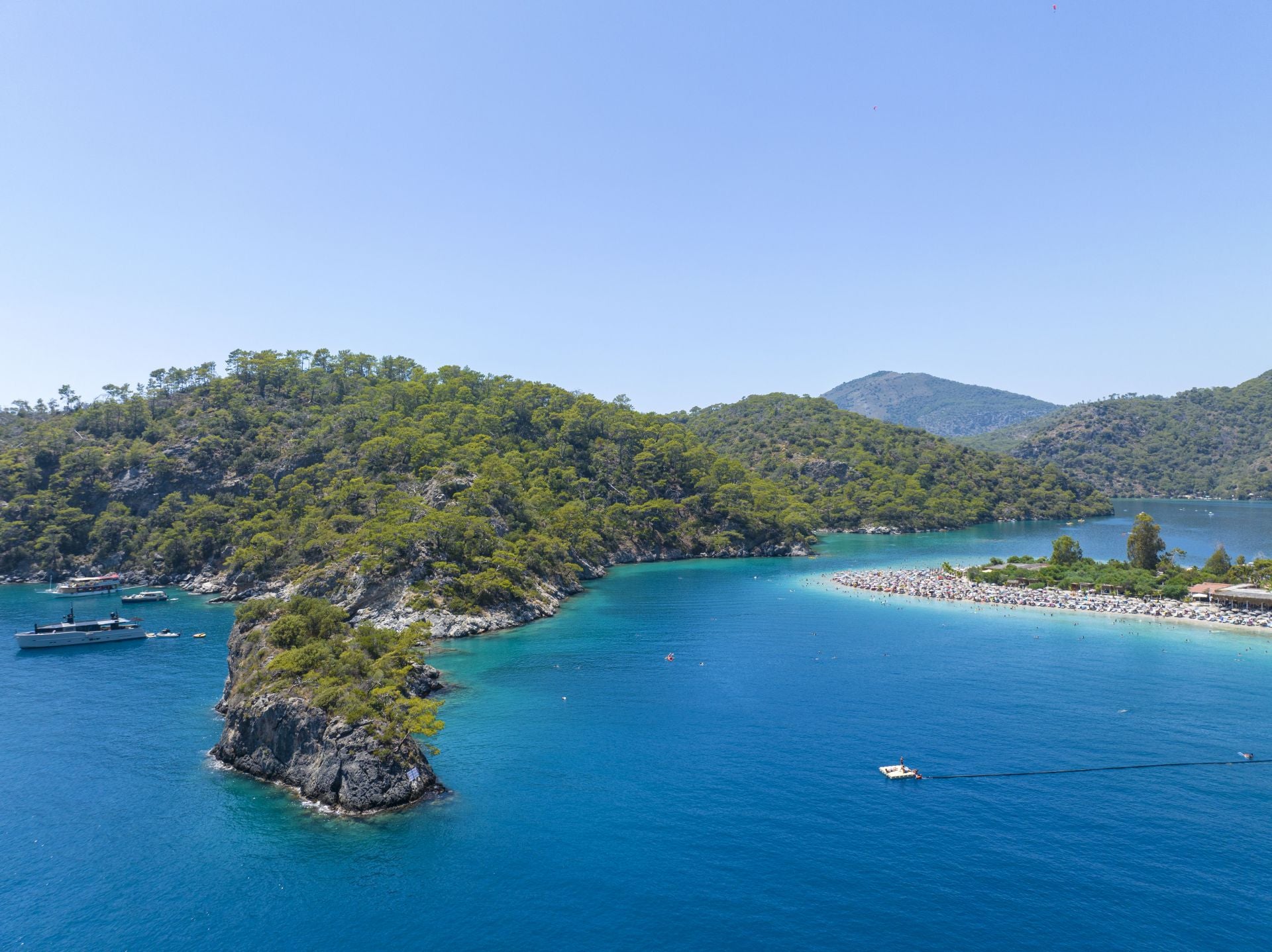 Playa Ölüdeniz, Costa Turquesa (Turquía). Se trata de un «paraíso» que, según cuentan, «se está convirtiendo en uno de los destinos de moda y ofrece una alternativa a los lugares convencionales de la zona del Mediterráneo debido a sus aguas cristalinas y ciudades milenarias». Esta playa es conocida por sus aguas de tonalidades turquesas que ofrecen una gran variedad de atracciones turísticas: recomiendan desde Jetcost practicar snorkel y «disfrutar de excelentes pide (pizza turca)». «También es el punto de partida para una de las rutas más grandes y conocidas de Turquía, la Vía Licia», añaden.