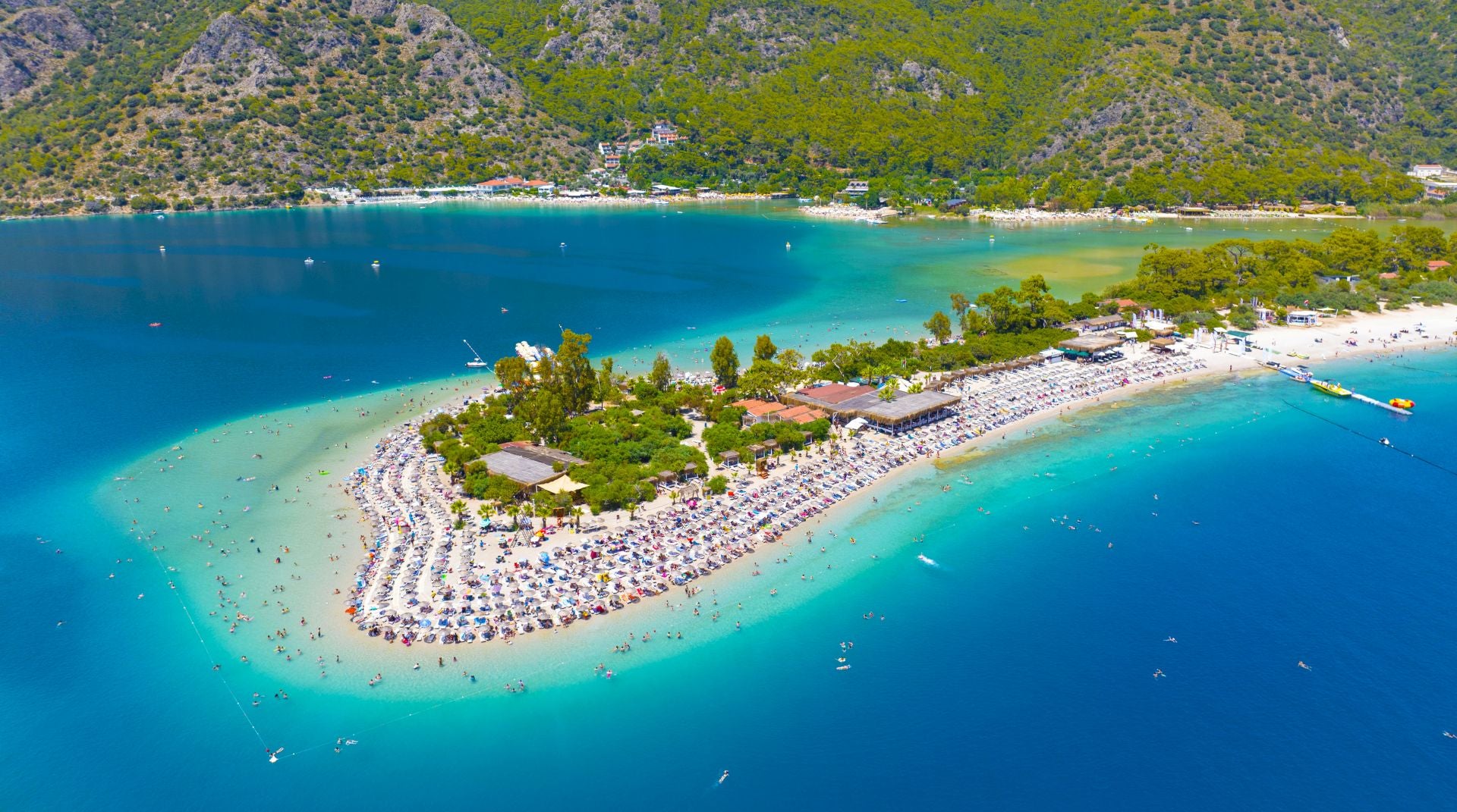 Playa Ölüdeniz, Costa Turquesa (Turquía). Se trata de un «paraíso» que, según cuentan, «se está convirtiendo en uno de los destinos de moda y ofrece una alternativa a los lugares convencionales de la zona del Mediterráneo debido a sus aguas cristalinas y ciudades milenarias». Esta playa es conocida por sus aguas de tonalidades turquesas que ofrecen una gran variedad de atracciones turísticas: recomiendan desde Jetcost practicar snorkel y «disfrutar de excelentes pide (pizza turca)». «También es el punto de partida para una de las rutas más grandes y conocidas de Turquía, la Vía Licia», añaden.
