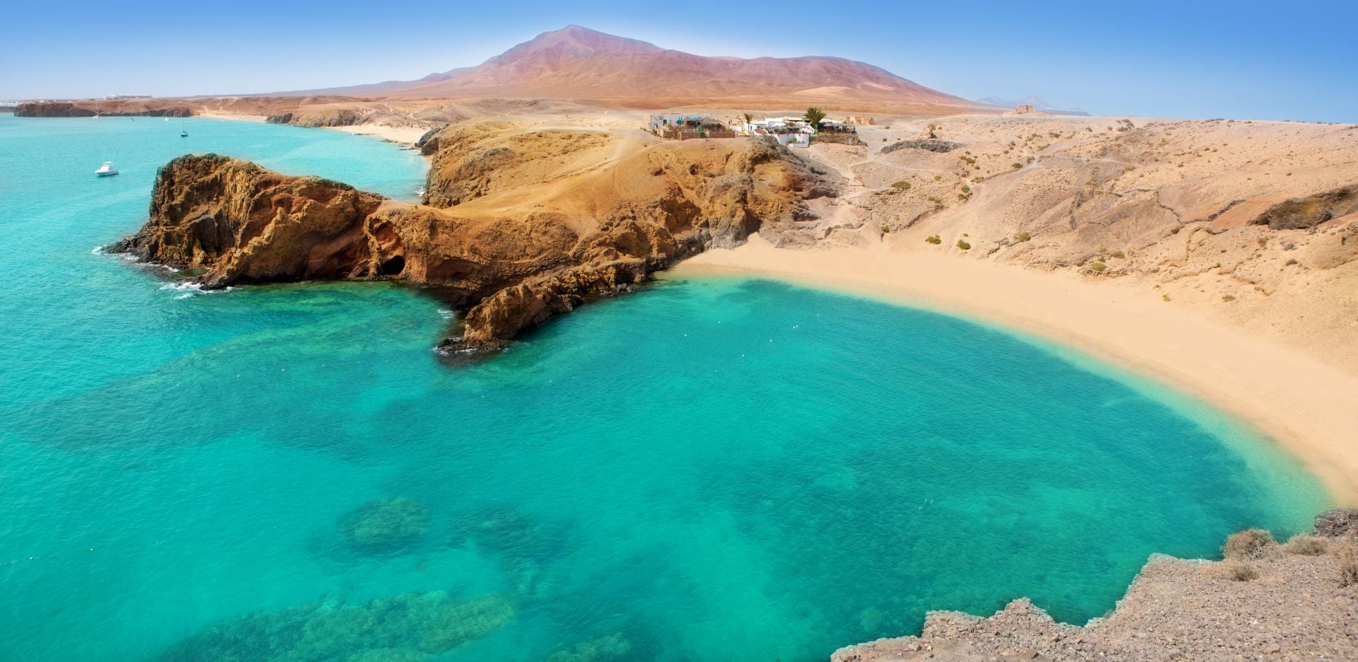 Playa de Papagayo, Lanzarote, Islas Canarias, (España). De ella destacan «su arena blanca, pequeñas dimensiones y enorme belleza». «En forma de concha, seduce por sus aguas transparentes de color esmeralda que permanecen todo el día sin oleaje, como si de una piscina se tratase», añaden. Los expertos de Jetcost.es la encuentran «ideal» para iniciarse en el snorkel y disfrutar de la riqueza de sus fondos. Situada en una hondonada, a la que se accede por un pequeño sendero, está resguardada del viento y en un entorno casi salvaje. Se encuentra en la zona protegida del Parque Natural de los Ajaches y «su incomparable belleza unida al impresionante entorno que la rodea, hace que suela ser considerada como una de las mejores playas de España», concluyen.