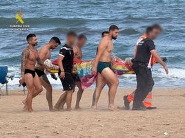 Momento en el que el hombre es trasladado por la playa tras ser sacado del mar.