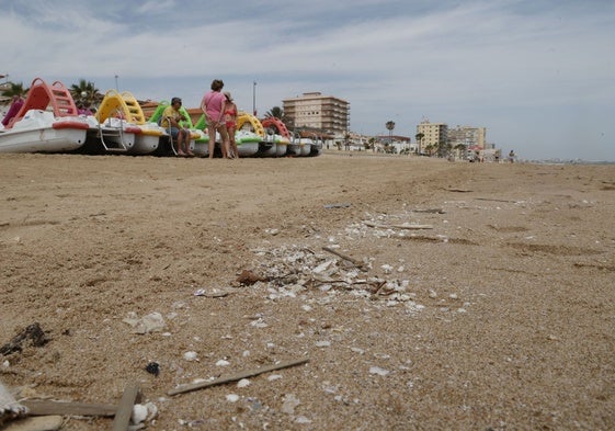 Restos del vertido en las playas de Daimús y Miramar.