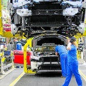 Operarios de Ford Almussafes trabajan en el interior de la fábrica.