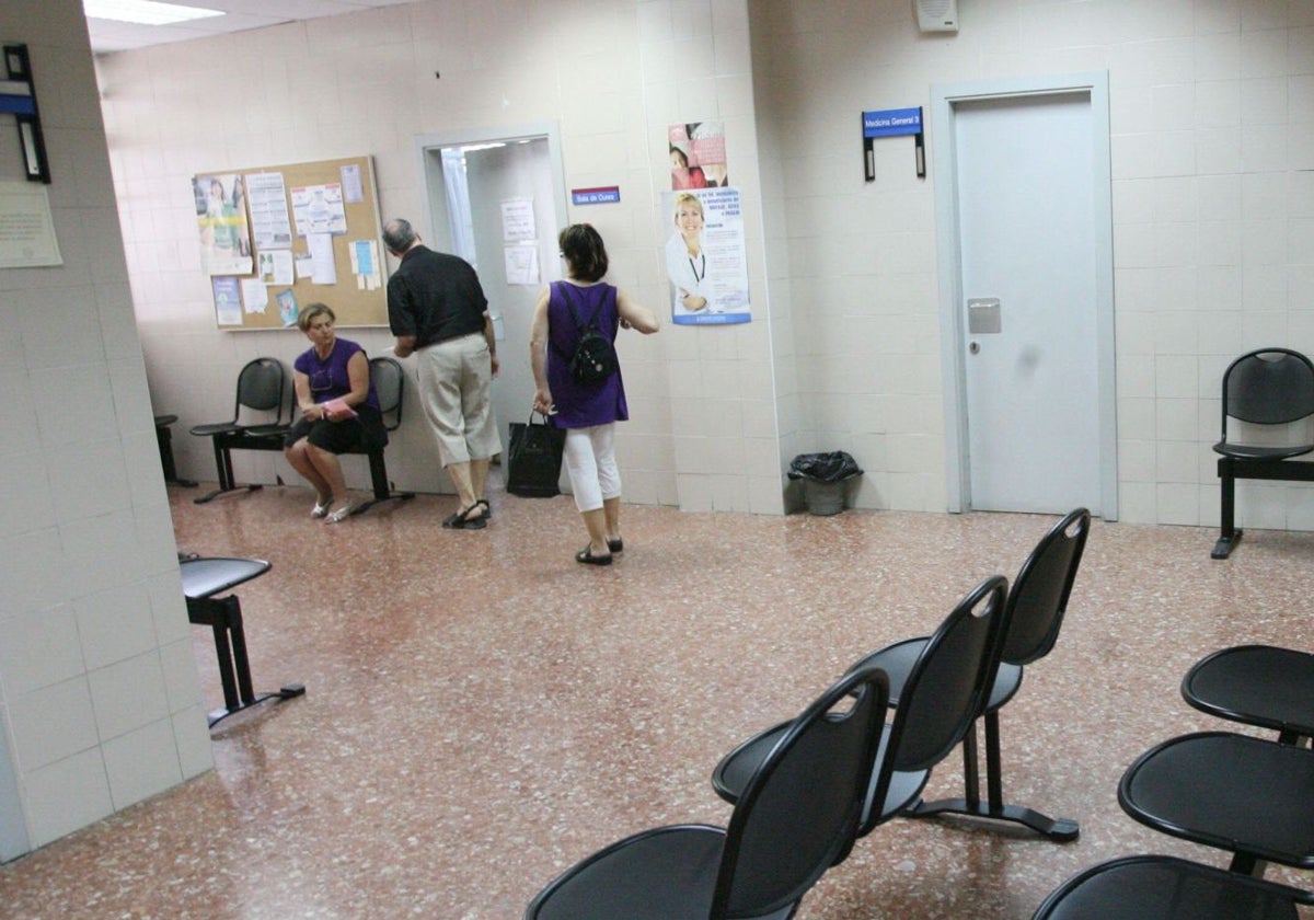 Pacientes en un consultorio de playa en Valencia.