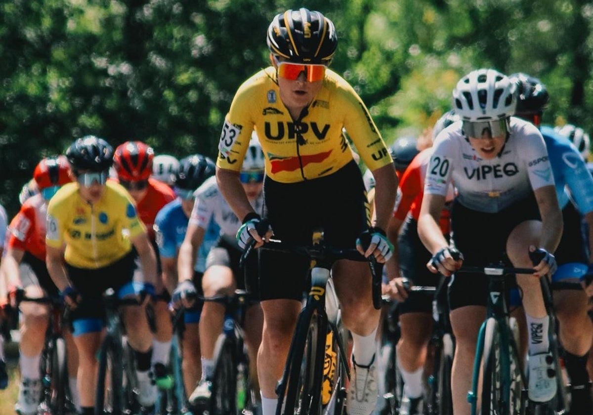 Ciclista del equipo de la UPV durante una carrera.