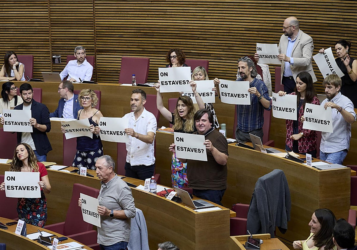 Diputados de Compromís, de pie y provocando el receso en el pleno de Les Corts.