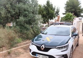 Un coche de la Guardia Civil junto a la casa donde fue agredida la victima.