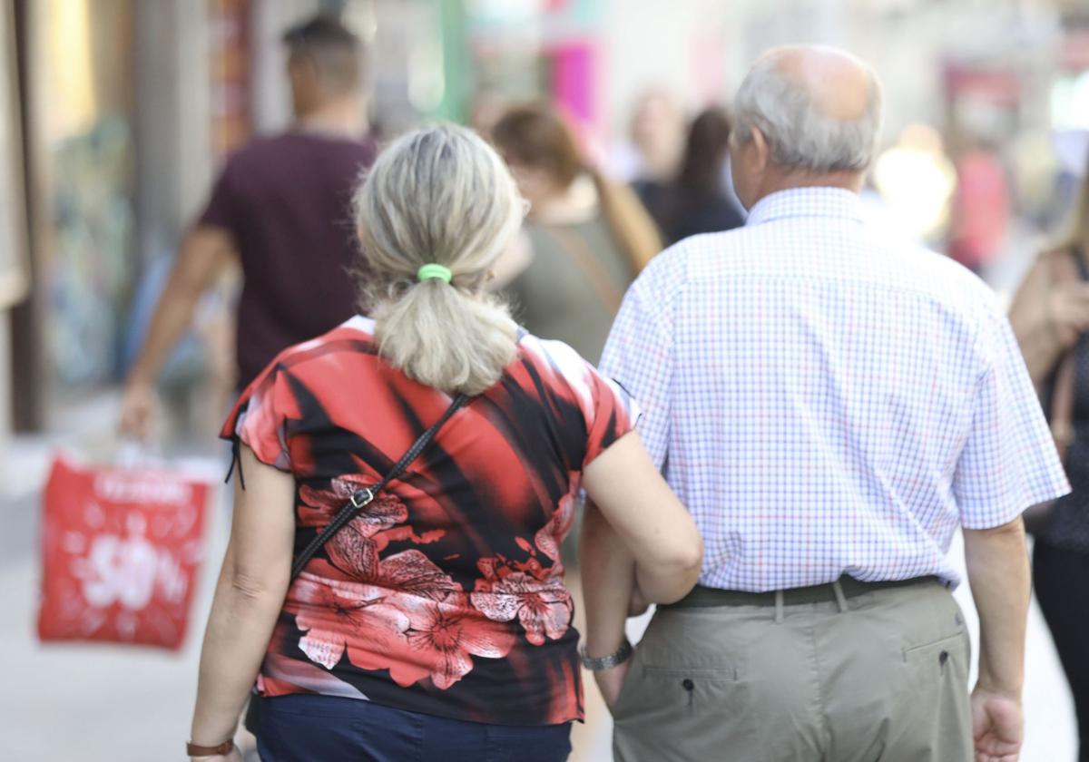 Dos jubilados pasean por la calle en una imagen de archivo.