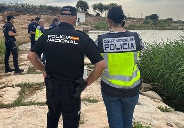 Buceadores de la Policía Nacional rastrean un río.
