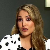 Un micrófono abierto durante 'La familia de la tele' traiciona a Alba Carrillo: «¿Se cancela esto?»