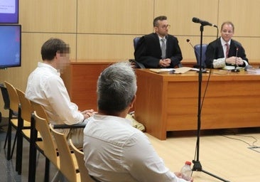 El condenado por la agresión agacha la mirada arrepentido, junto a la víctima, que también estaba acusado.