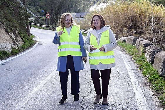 Natàlia Enguix y la diputada de Carreteras.