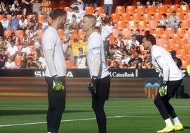 Giorgi Mamardashvili, Jaume Doménech y Stole Dimitrievski, durante un calentamiento en Mestalla.