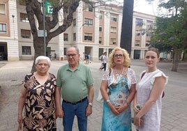 Los pacientes afectados Paqui y Manuel, en el centro, y sus acompañantes.