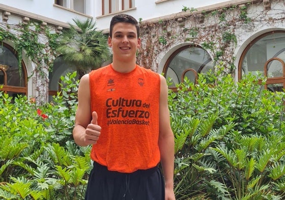 Jaime Pradilla posa en el hotel de concentración del Valencia Basket en Santa Cruz de Tenerife.