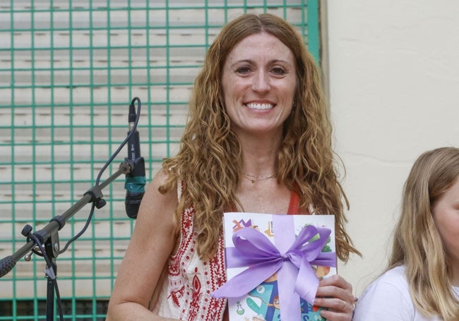 Pilar Corbín, tataranieta de Teodoro Llorente Olivares y biznieta de Teodoro Llorente Falcó, en el acto del colegio.