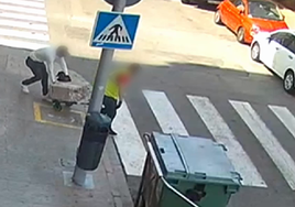 Dos miembros de la banda trasladan con un carrito la caja fuerte que robaron en Castellón.