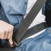 Un hombre se abrocha el cinturón de seguridad.