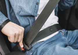 Un hombre se abrocha el cinturón de seguridad.