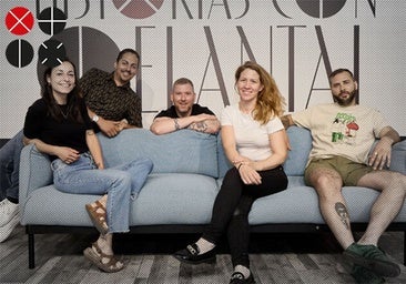 Blanca y Javier (Memoria Gustativa), Álex (Origen Carcaixent), Amparo (Xaruga) y Alex (Barbaric), en el sofá de LAS PROVINCIAS.