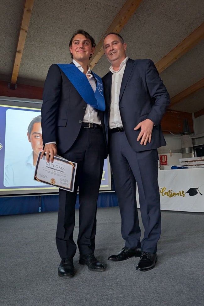 Iago y su tutor, José Ángel Maciá, el día de la imposición de becas.