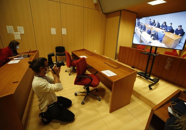 Los periodistas siguen con atención la lectura del veredicto del jurado,