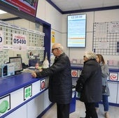 Clientes en una administración de Loterías y Apuestas del Estado.