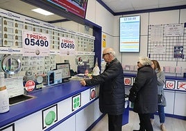 Clientes en una administración de Loterías y Apuestas del Estado.