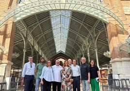 La alcaldesa de Valencia, María José Catalá, el concejal de Urbanismo, Juan Giner y el gerente de Aumsa, Ignacio Calabuig, junto con los vendedores del Mercado de Colón.