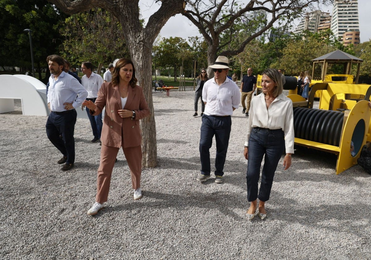 Imagen principal - Instalaciones de juegos inaugurada por la alcaldesa de Valencia, María José Catalá.