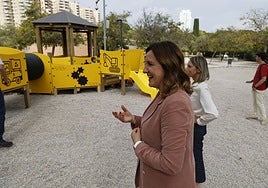 La alcaldesa de Valencia, María José Catalá, y la concejala de Parques y Jardines, Mónica Gil, en el nuevo parque dedicado a la construcción en el Jardín del Turia.