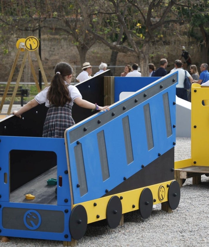 Imagen secundaria 2 - Instalaciones de juegos inaugurada por la alcaldesa de Valencia, María José Catalá.