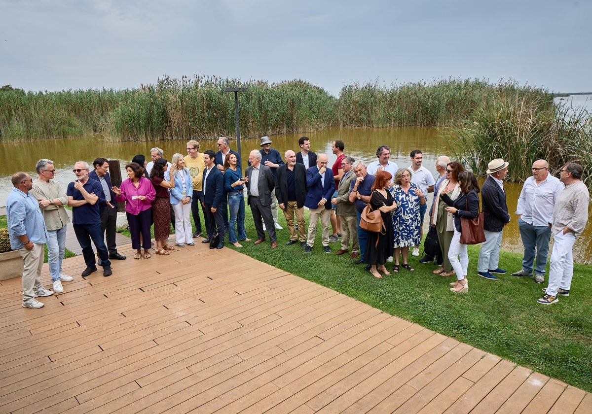 El grupo de personalidades de la sociedad valenciana, retratado en las instalaciones del Nou Racó.