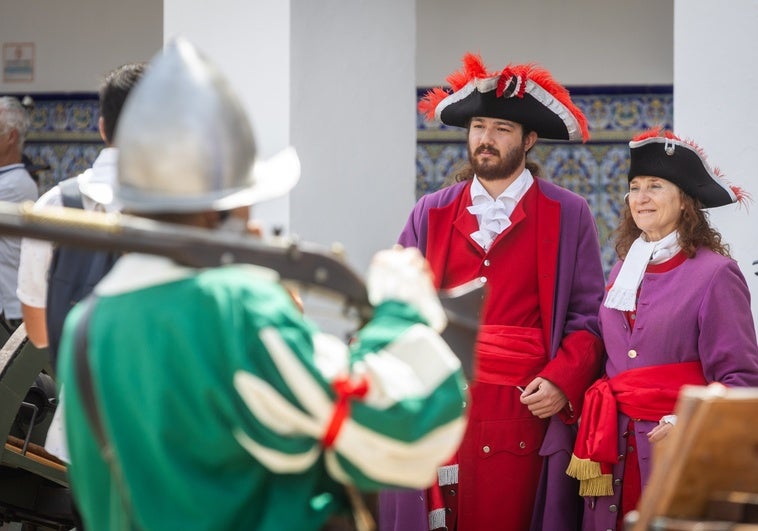 Dos recreadores observan un instante de la Batalla de Pavía, este sábado.
