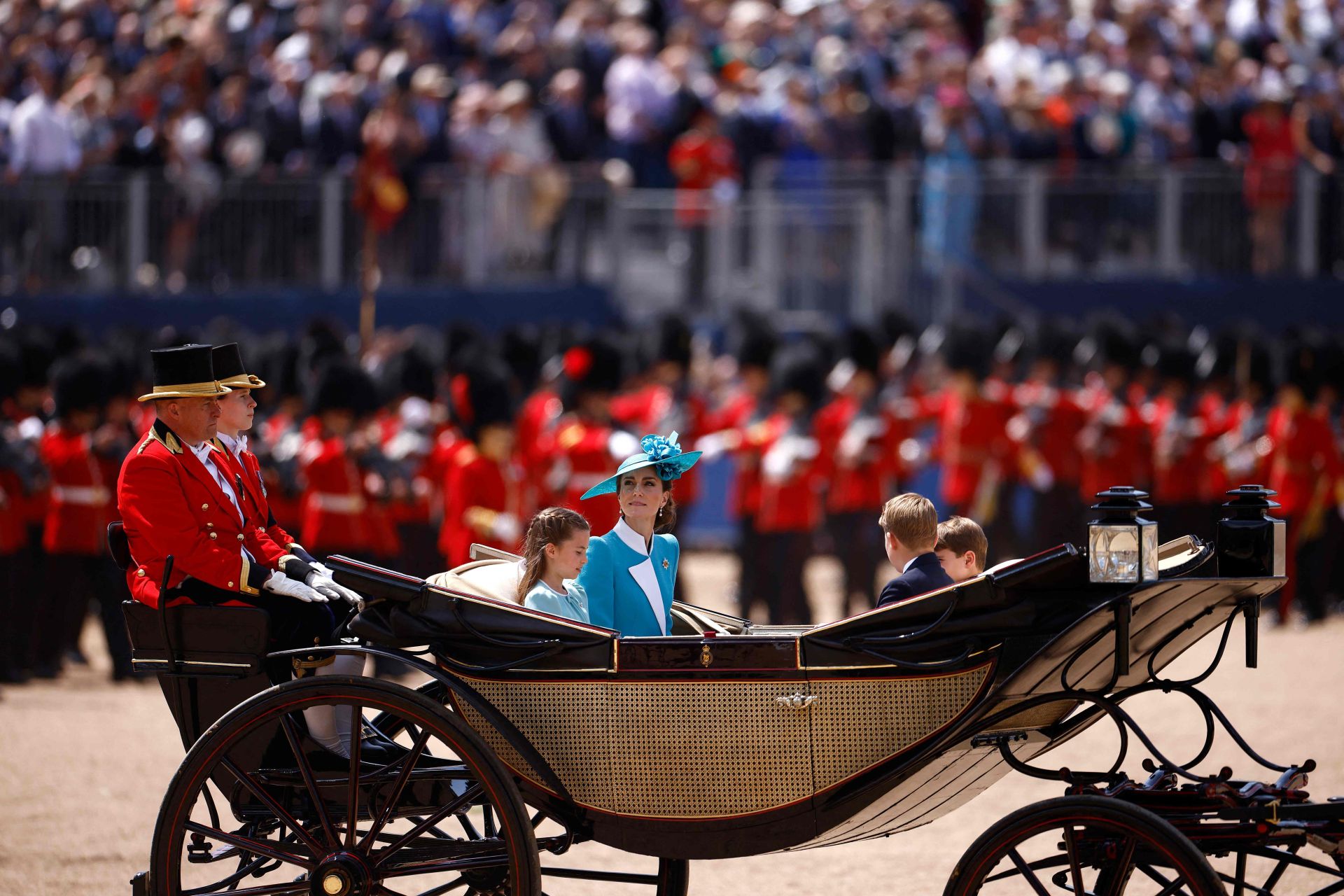Kate Middleton deslumbra en su vuelta al desfile más colorido del Reino Unido