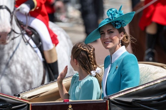 Kate Middleton deslumbra en su vuelta al desfile más colorido del Reino Unido