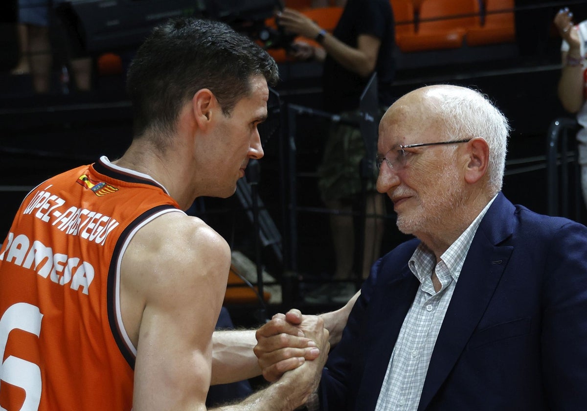López-Arostegui charla con Juan Roig tras el segundo partido de la semifinal de la ACB contra La Laguna Tenerife.