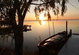 La imagen más votada refleja un atardecer a orillas de la laguna.