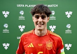 Javi Guerra, con el galardón de la UEFA tras el partido.