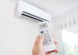 Una persona enciende el aire acondicionado en una imagen de archivo.